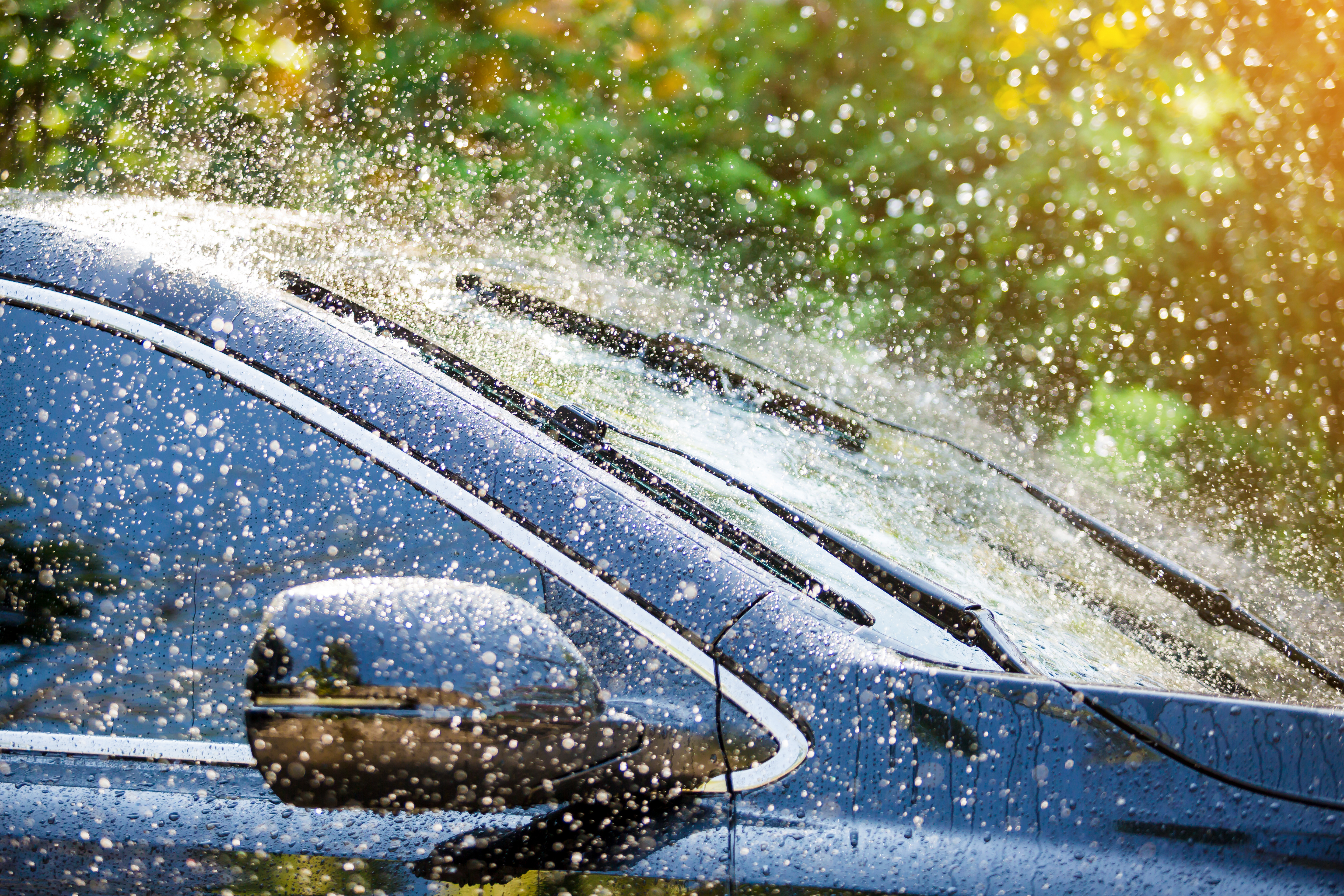 Gradobicie, złamane drzewo, ulewny deszcz a zniszczony samochód. Czy należy Ci się odszkodowanie?