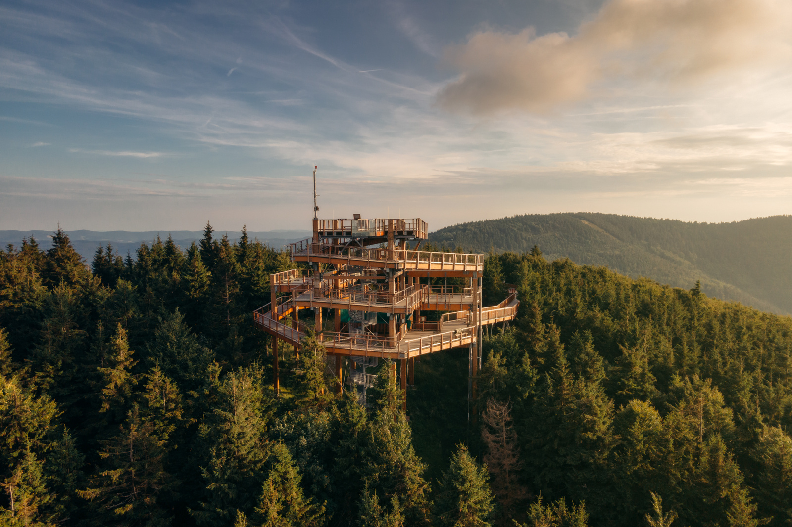 7 nowych atrakcji w Polsce na lato 2025 – Hossoland, Sky Walk i inne hity